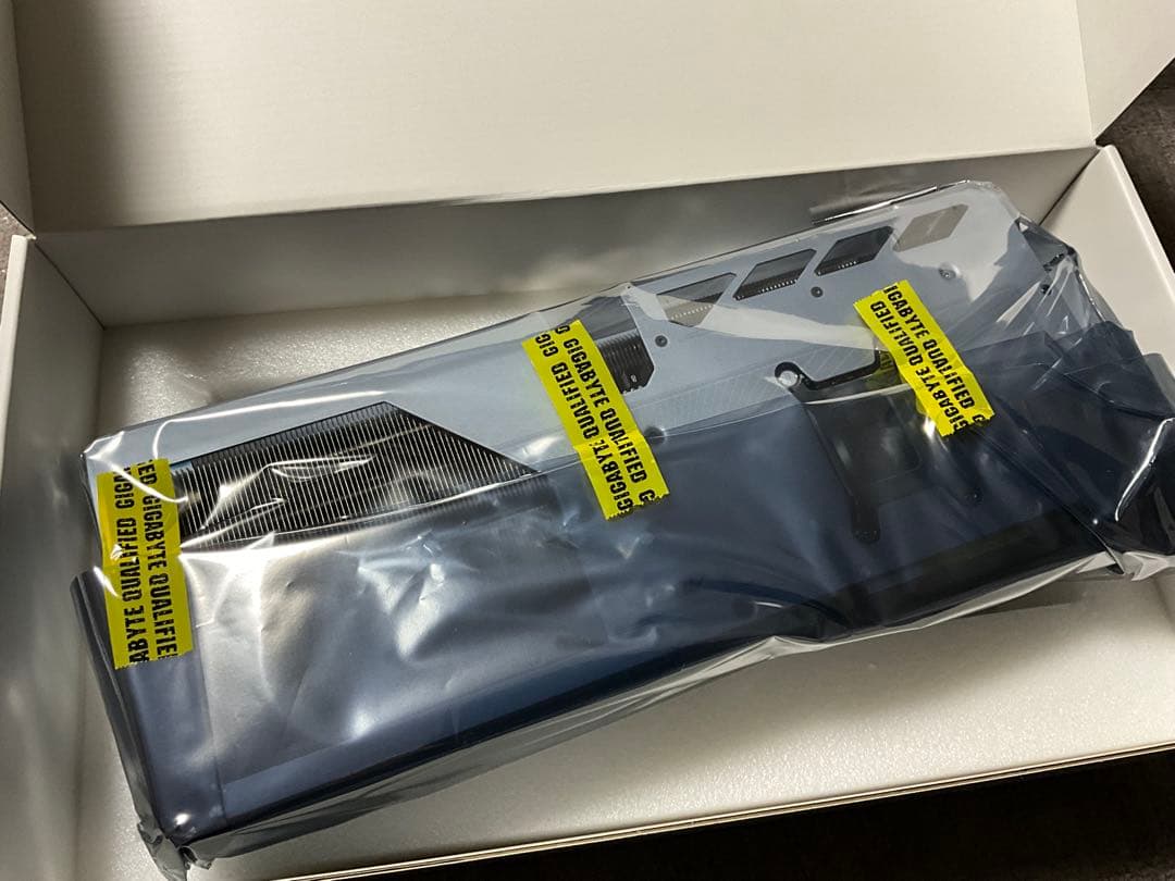 GIGABYTE Geforce RTX5080 AORUS ICE 箱破損
