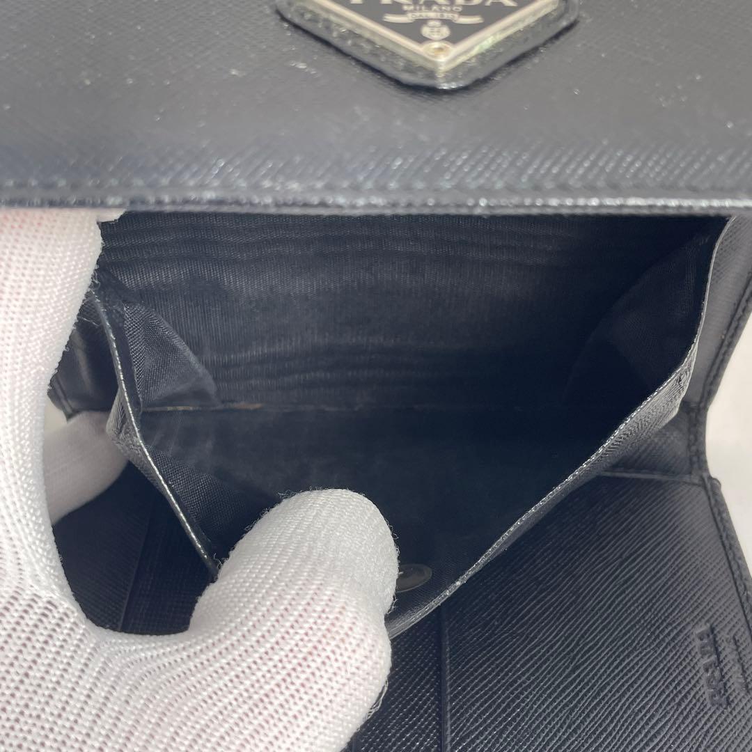 美品 PRADA ブラック 三つ折り財布 三角ロゴ 金具 レザー 本革