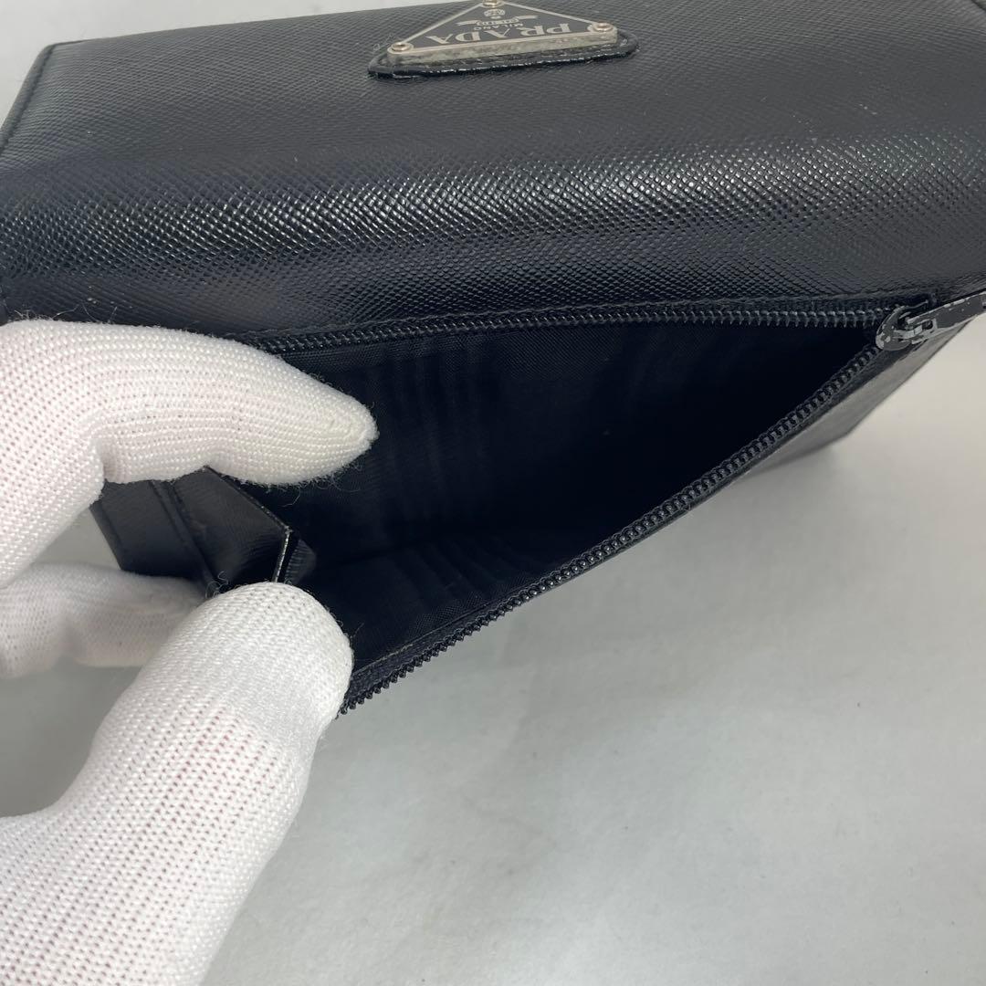 美品 PRADA ブラック 三つ折り財布 三角ロゴ 金具 レザー 本革