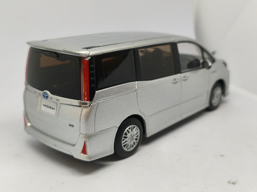 トヨタ ノア ミニカー シルバー 1/30　カラーサンプル　色見本