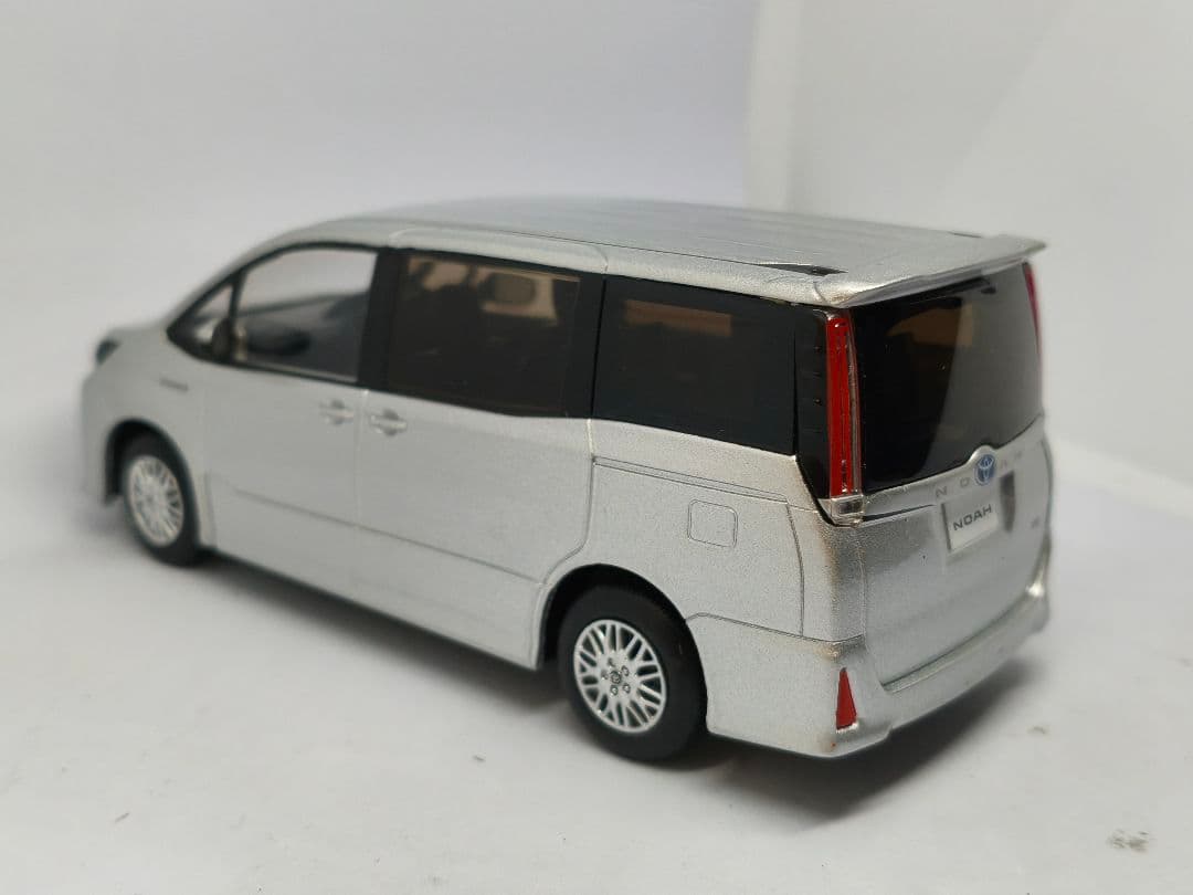 トヨタ ノア ミニカー シルバー 1/30　カラーサンプル　色見本