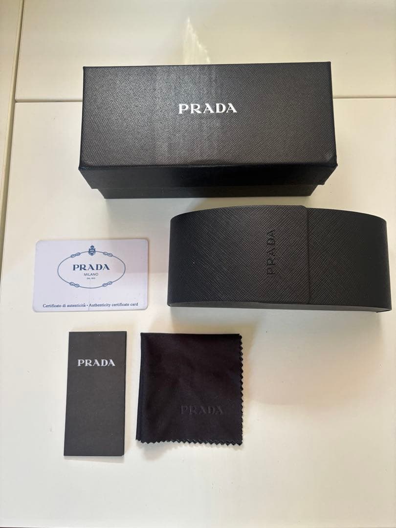 PRADA 刻印 サングラス　箱&メガネケース付き