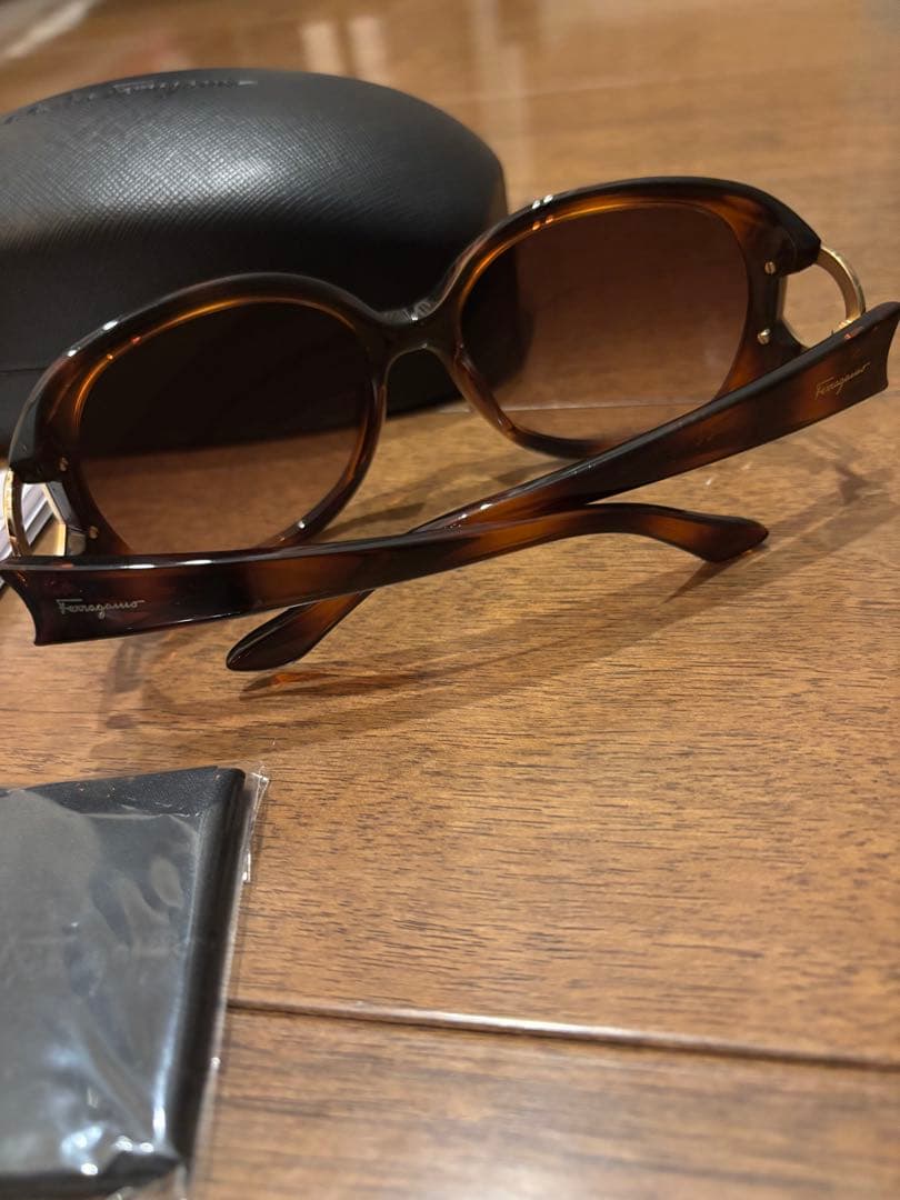 新品　布、ケース付き　フェラガモ　サングラス　ロゴ