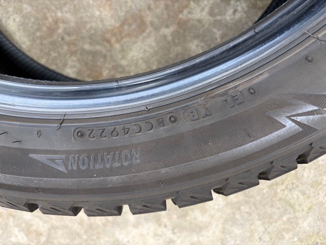 ブリヂストンスタッドレス4本DM-V3 20インチ235/50R20