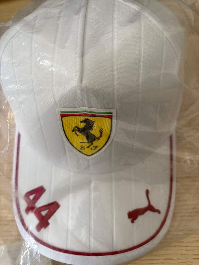 Ferrari キャップ ルイス・ハミルトン 白