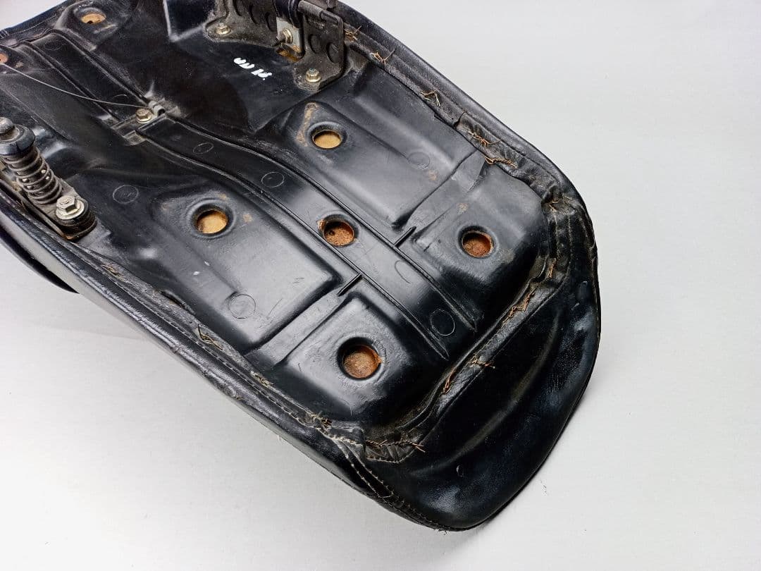 ホンダ CBX400F 純正シート 少しアンコ抜きしてます