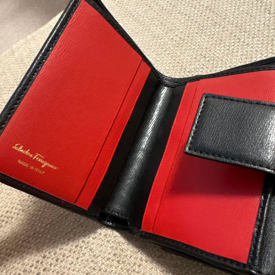 Salvatore Ferragamo ブラックレザー二つ折り財布