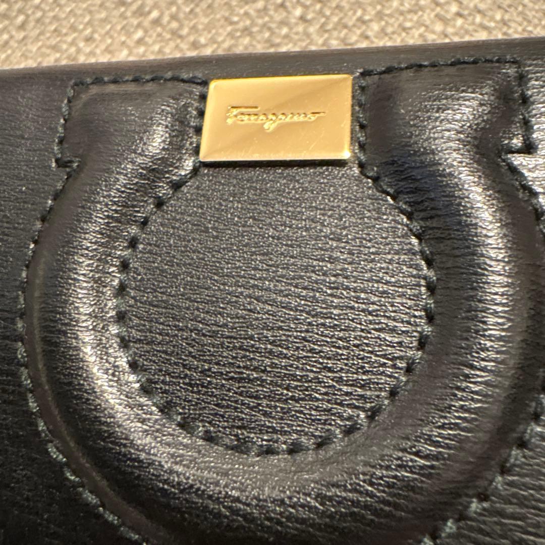 Salvatore Ferragamo ブラックレザー二つ折り財布