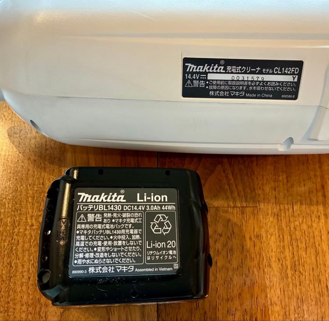 D*郎様 Makita スティッククリーナー 本体　充電器　紙パック10枚付き