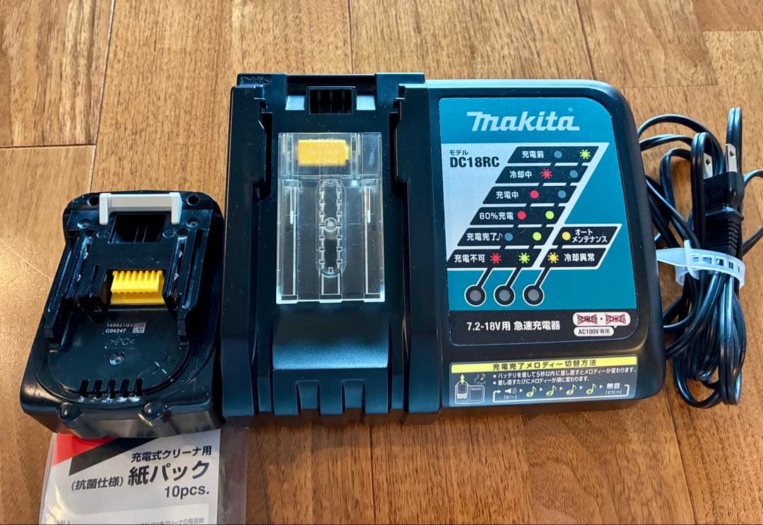 D*郎様 Makita スティッククリーナー 本体　充電器　紙パック10枚付き