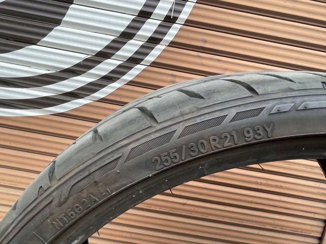 NITTO 255/30R21 6分山以上　2021年製造　側面一部ゴムえぐれ