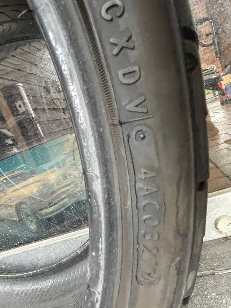 NITTO 255/30R21 6分山以上　2021年製造　側面一部ゴムえぐれ