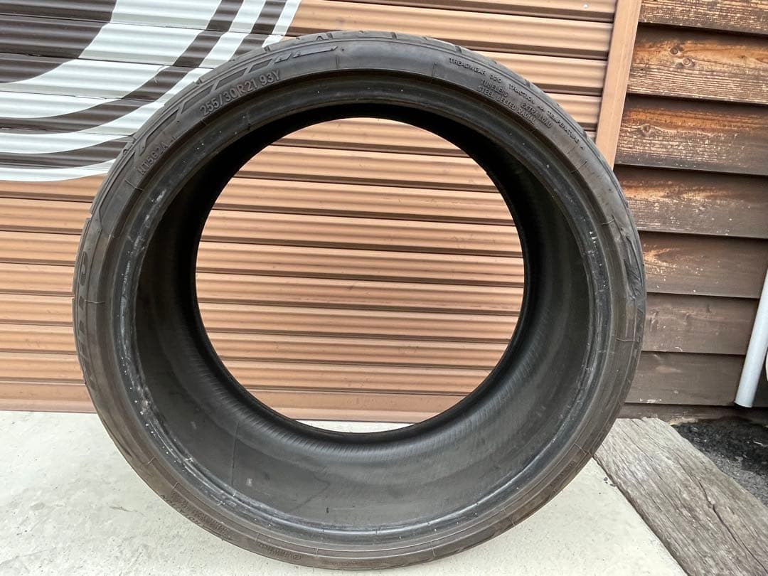 NITTO 255/30R21 6分山以上　2021年製造　側面一部ゴムえぐれ