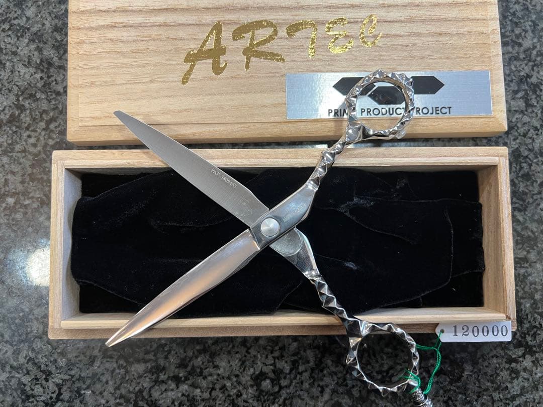 Itami 、【新品】ARTECプロ用シザー 木製ボックス付き