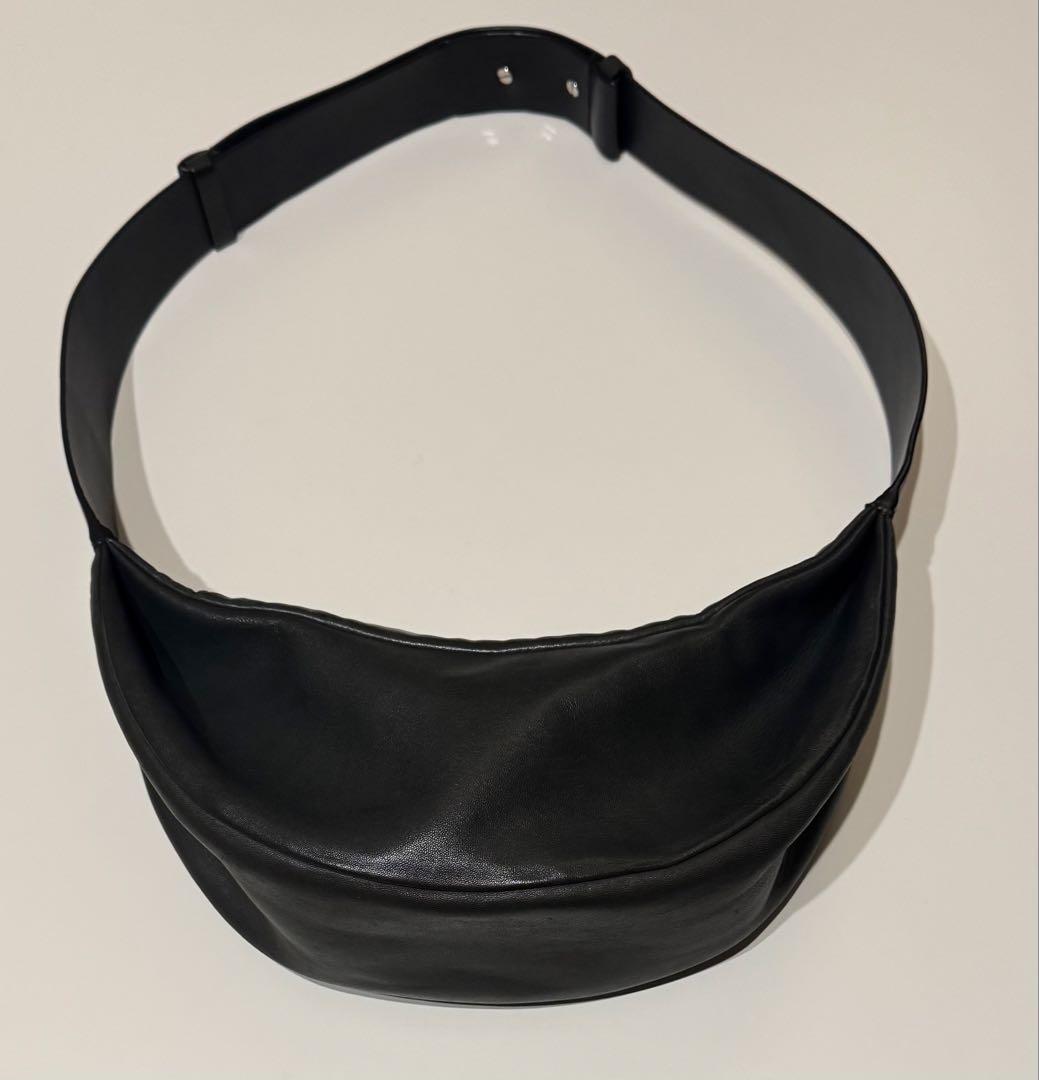 COS レザープリーツベルトバッグ ブラック