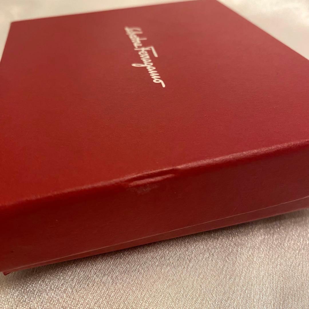 新品 Salvatore Ferragamo 二つ折り財布 ピンク ショッパー付