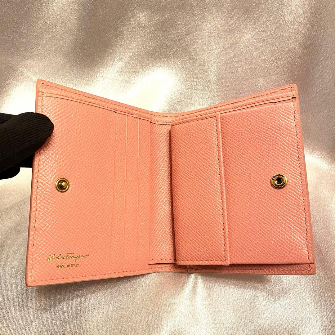 新品 Salvatore Ferragamo 二つ折り財布 ピンク ショッパー付