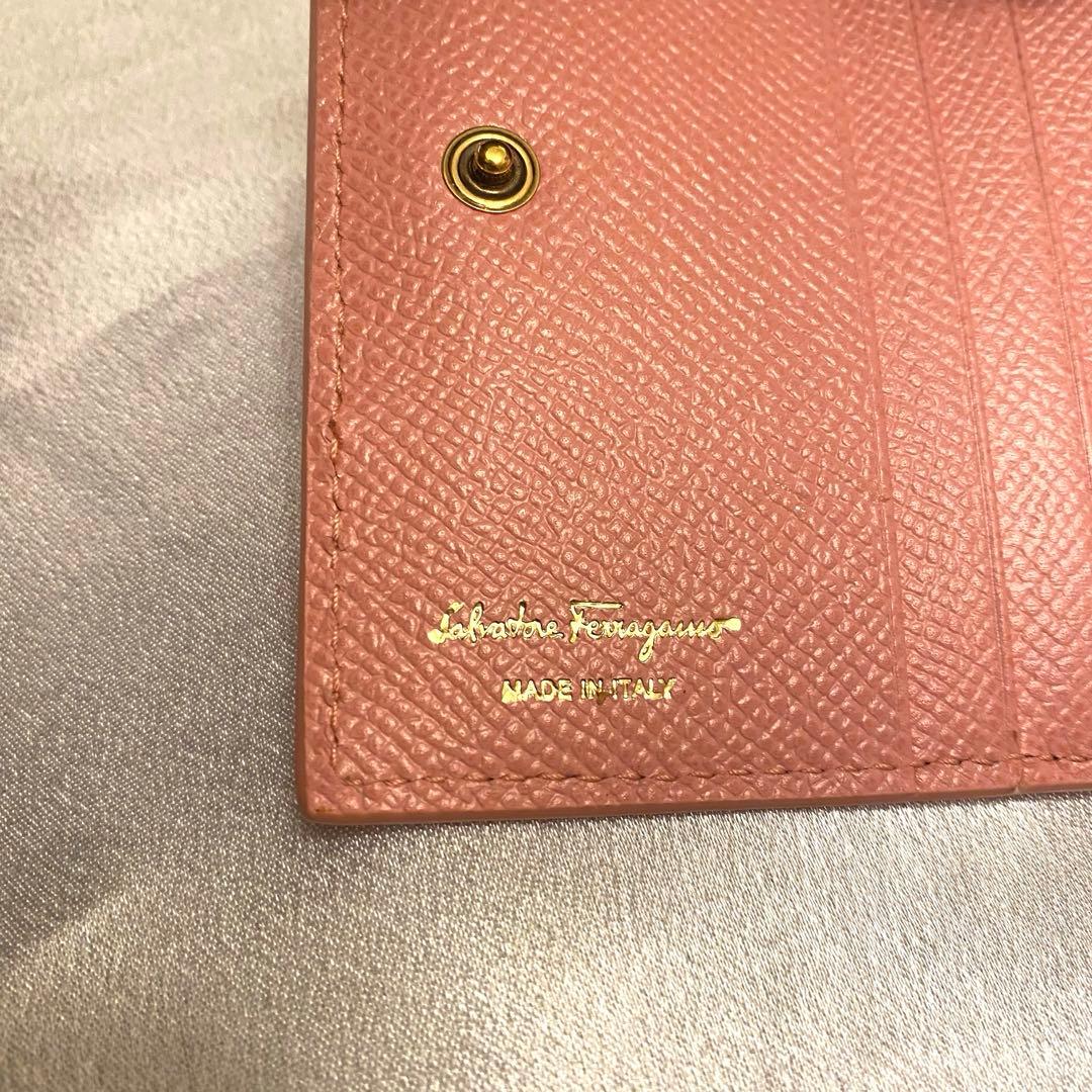 新品 Salvatore Ferragamo 二つ折り財布 ピンク ショッパー付