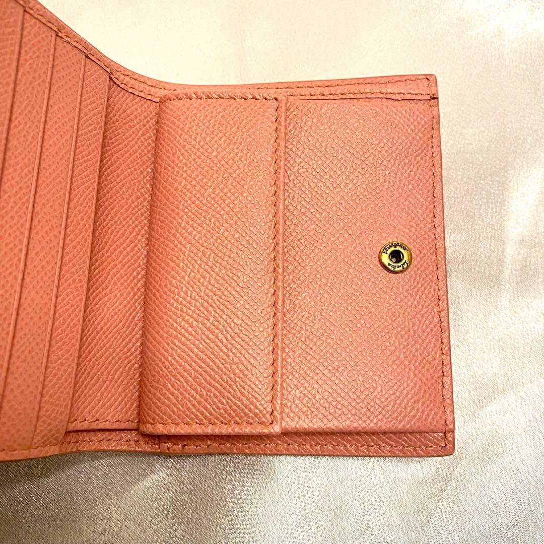 新品 Salvatore Ferragamo 二つ折り財布 ピンク ショッパー付