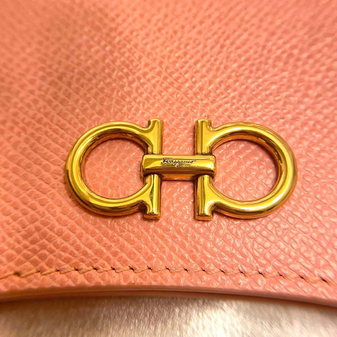 新品 Salvatore Ferragamo 二つ折り財布 ピンク ショッパー付