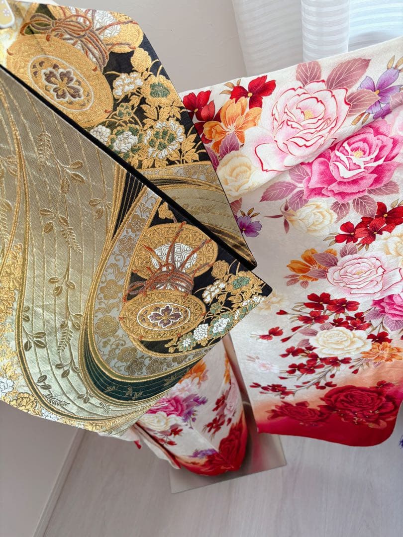 新品　豪華正絹振袖フルセット　薔薇　白地　豪華刺繍　華やかな　大輪　成人式に