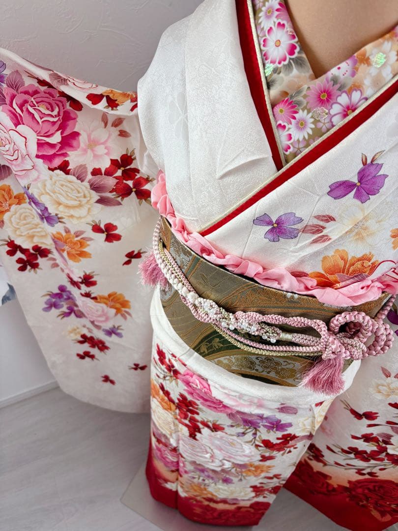 新品　豪華正絹振袖フルセット　薔薇　白地　豪華刺繍　華やかな　大輪　成人式に