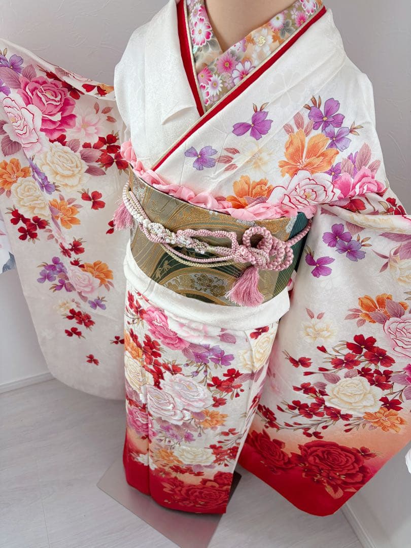 新品　豪華正絹振袖フルセット　薔薇　白地　豪華刺繍　華やかな　大輪　成人式に