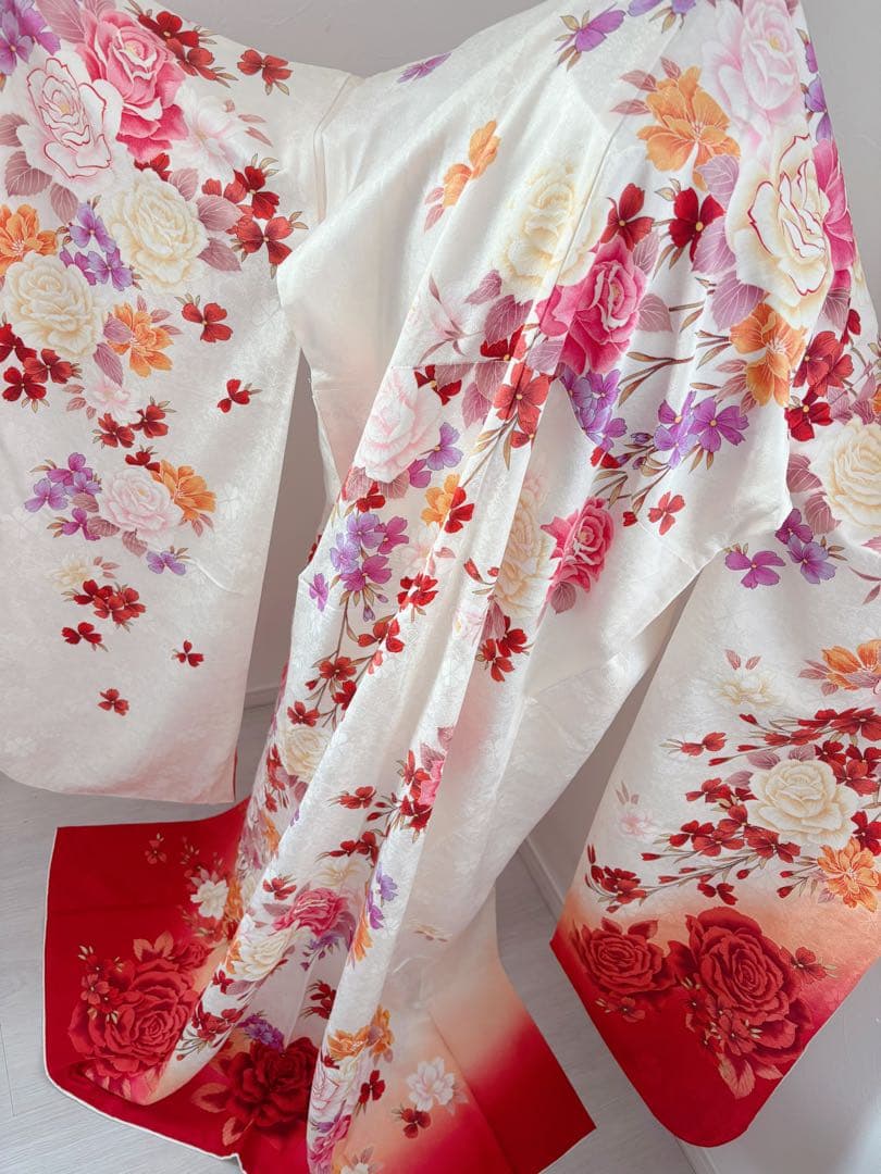 新品　豪華正絹振袖フルセット　薔薇　白地　豪華刺繍　華やかな　大輪　成人式に