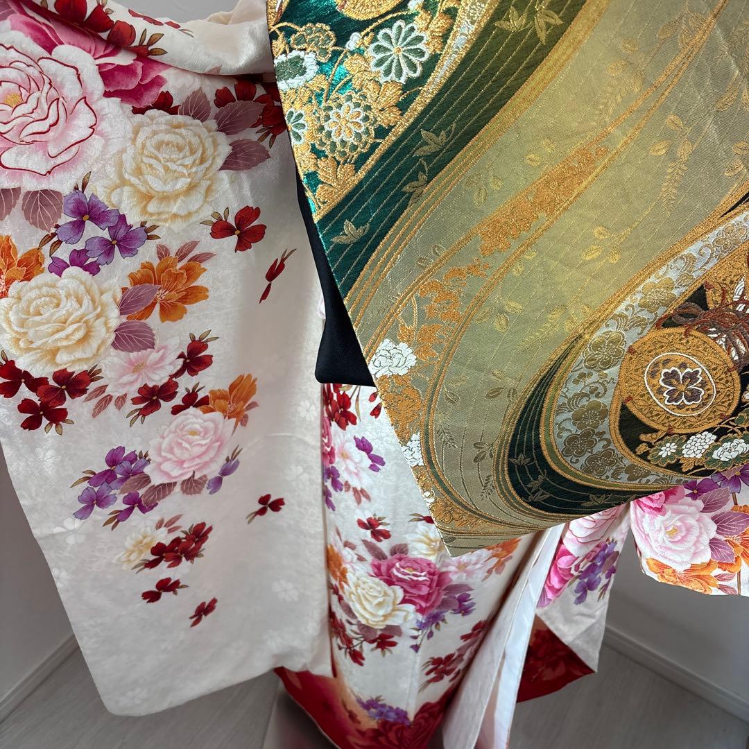 新品　豪華正絹振袖フルセット　薔薇　白地　豪華刺繍　華やかな　大輪　成人式に