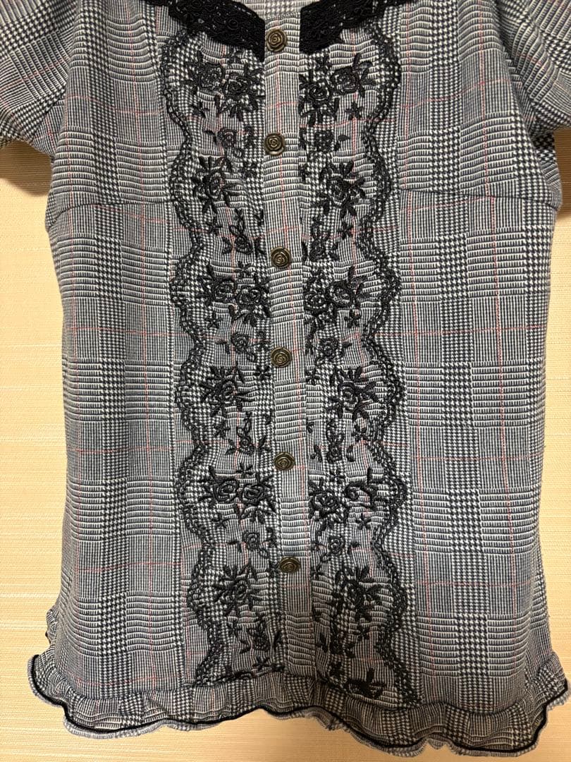 axes femme グレンチェック柄 刺繍入りカットソー ブラウス
