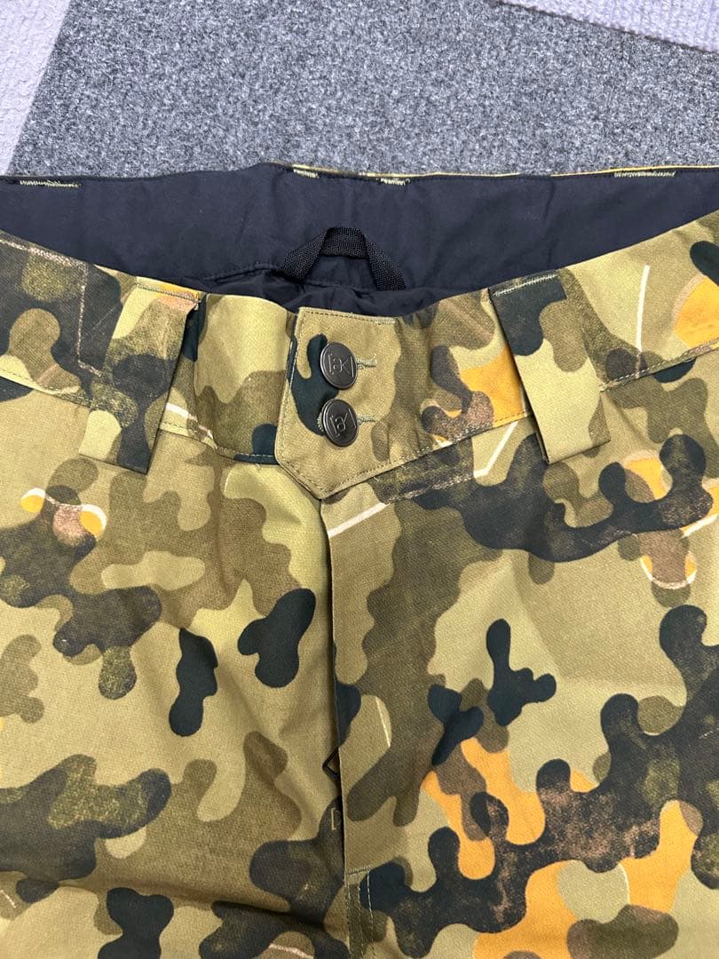 Burton ak 迷彩柄 スノーボードパンツ