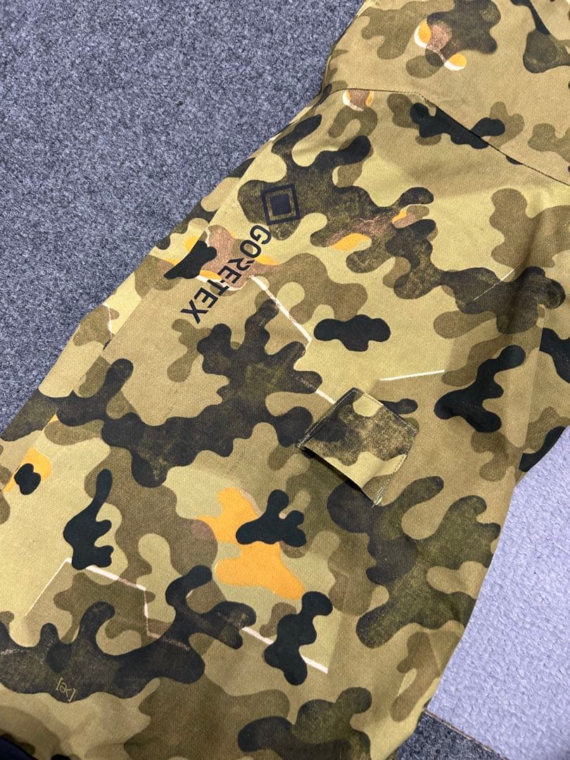 Burton ak 迷彩柄 スノーボードパンツ