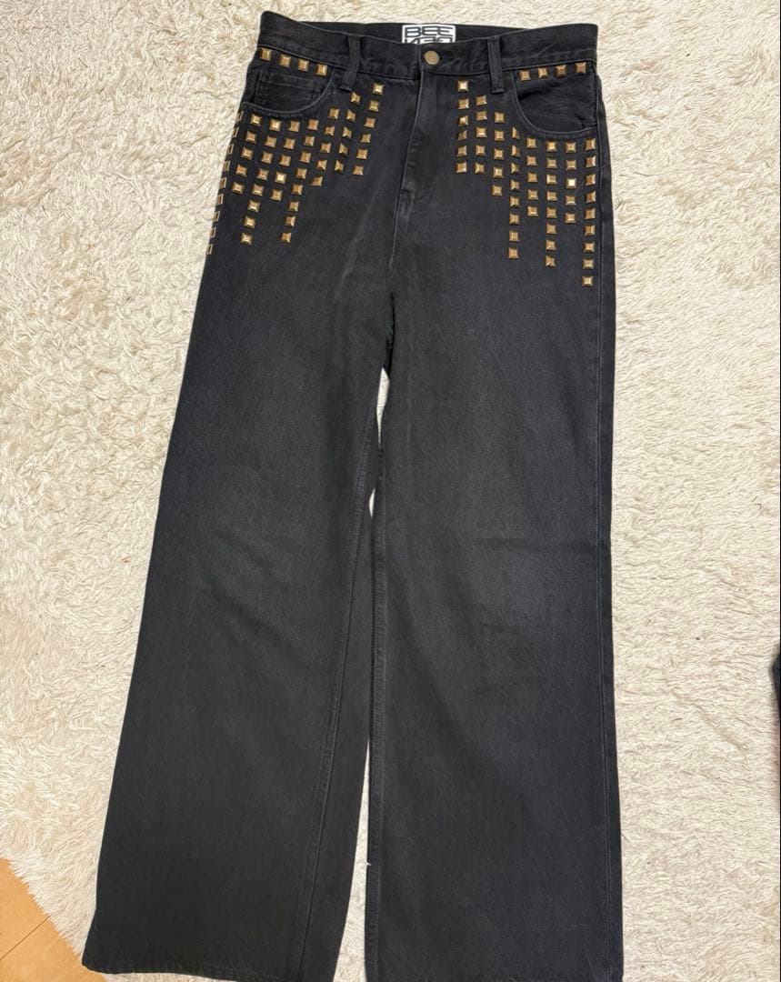 BEEDEN メタルスタッズ セミルーズ デニムパンツ ブラック スタッズ