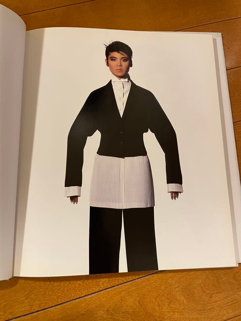 アート・デザイン・音楽 ISSEY MIYAKE PHOTOGRAPHS BY IRVING PENN