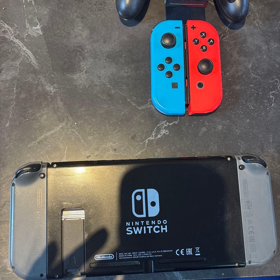 Nintendo Switch 本体とJoy-Conコントローラー