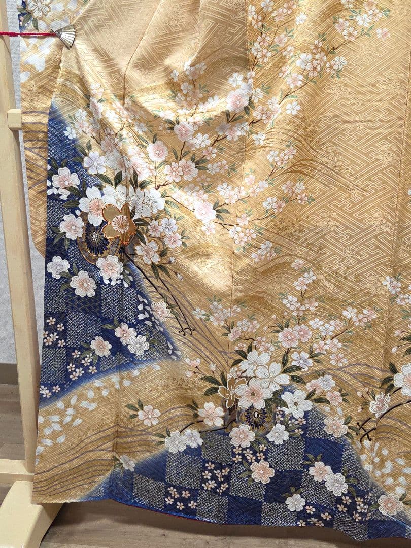 E5◆着物くつろぎ 美品 桜の花模様 金彩 市松 紗綾形 袷 正絹 振袖 着物