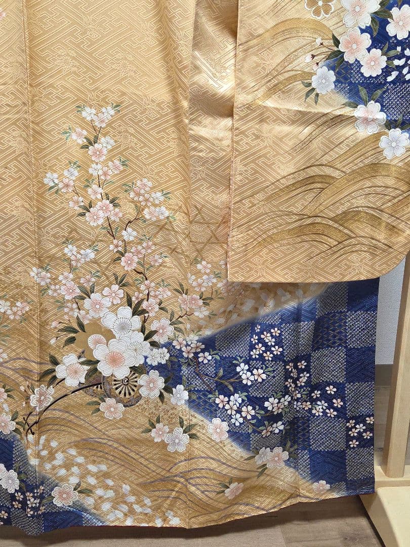 E5◆着物くつろぎ 美品 桜の花模様 金彩 市松 紗綾形 袷 正絹 振袖 着物