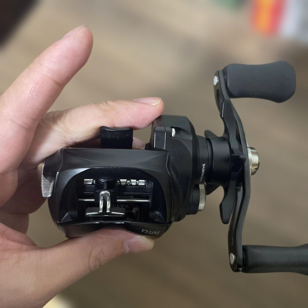 DAIWA 24TATULA TW 100H ベイトリールルアーとメジャー