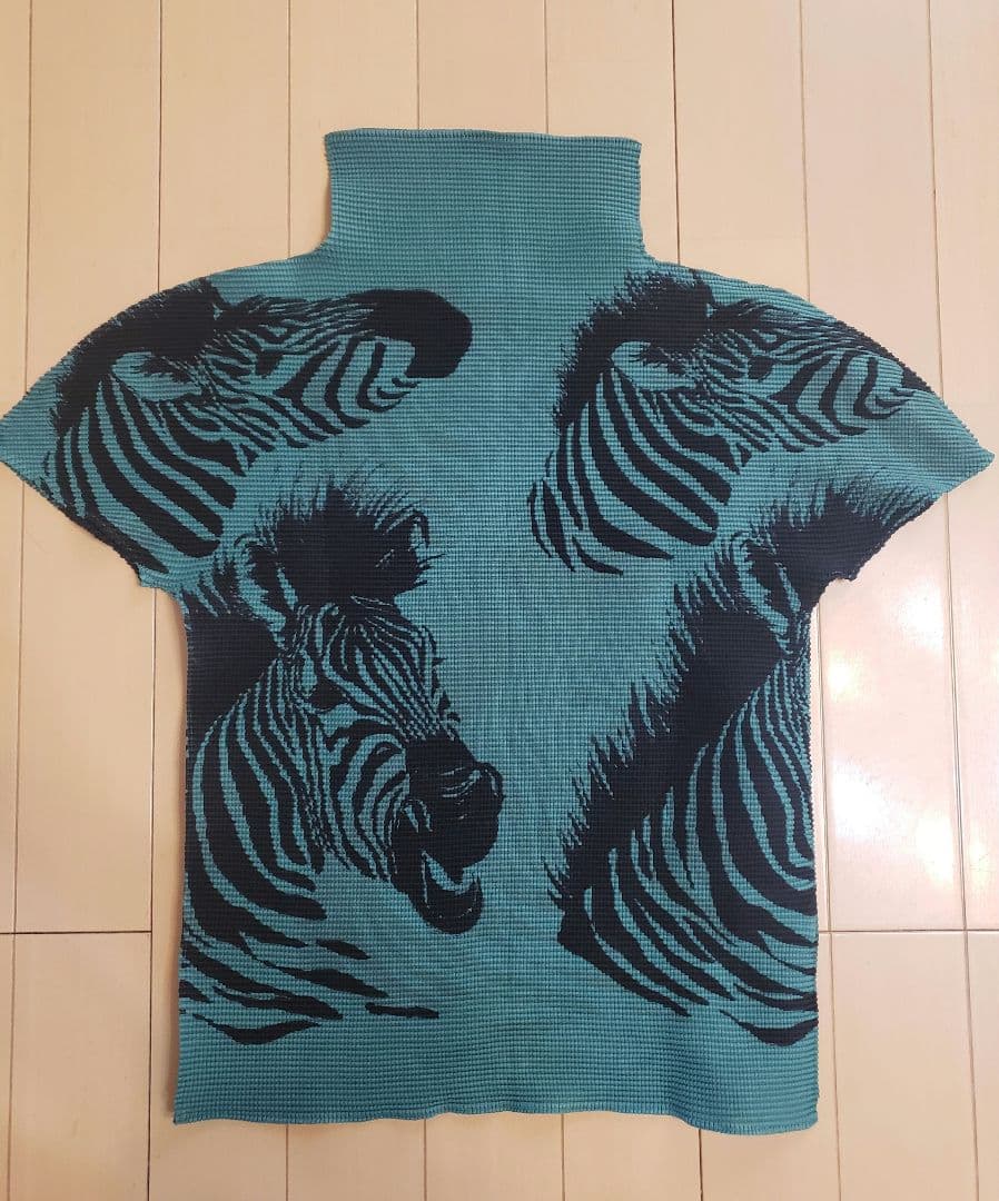 ISSEY MIYAKE me の半袖。イッセイミヤケ ワッフル。馬模様