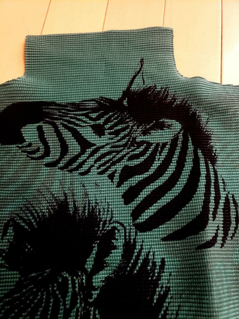 ISSEY MIYAKE me の半袖。イッセイミヤケ ワッフル。馬模様