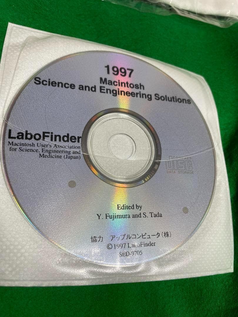 アップル純正　半袖ポロシャツ虹色リンゴ刺繍入と1997LaboFinder CD