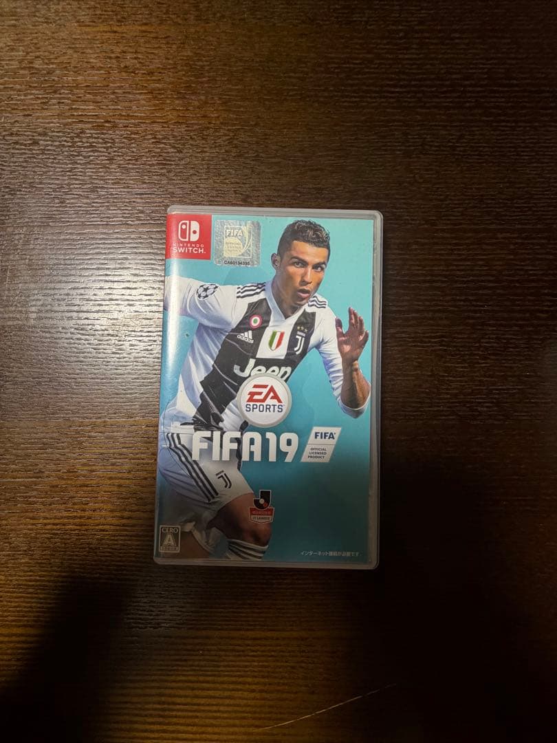 Nintendo Switch 本体 赤/青 Joy-Con FIFA 19付き