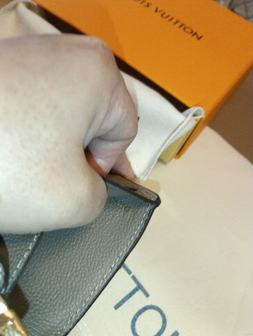 LOUIS VUITTON グレー 二つ折り財布