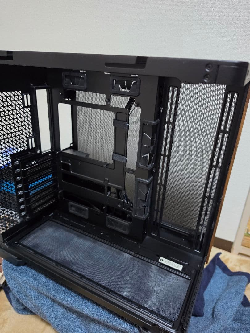 ​Antec C8 CURVE WOOD (ピラーレス・曲面ガラス採用ケース)