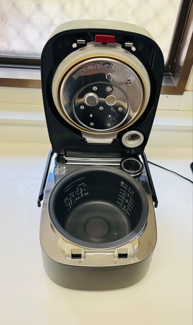 Panasonic 炊飯器 SR-VSX109うまく動作しています。2019年