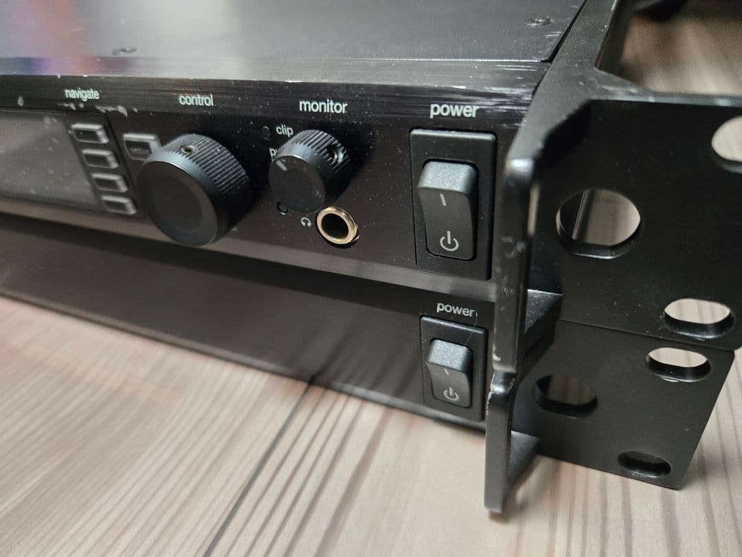 【SHURE】シュアワイヤレス受信機AXT400分配アンプAXT630セット