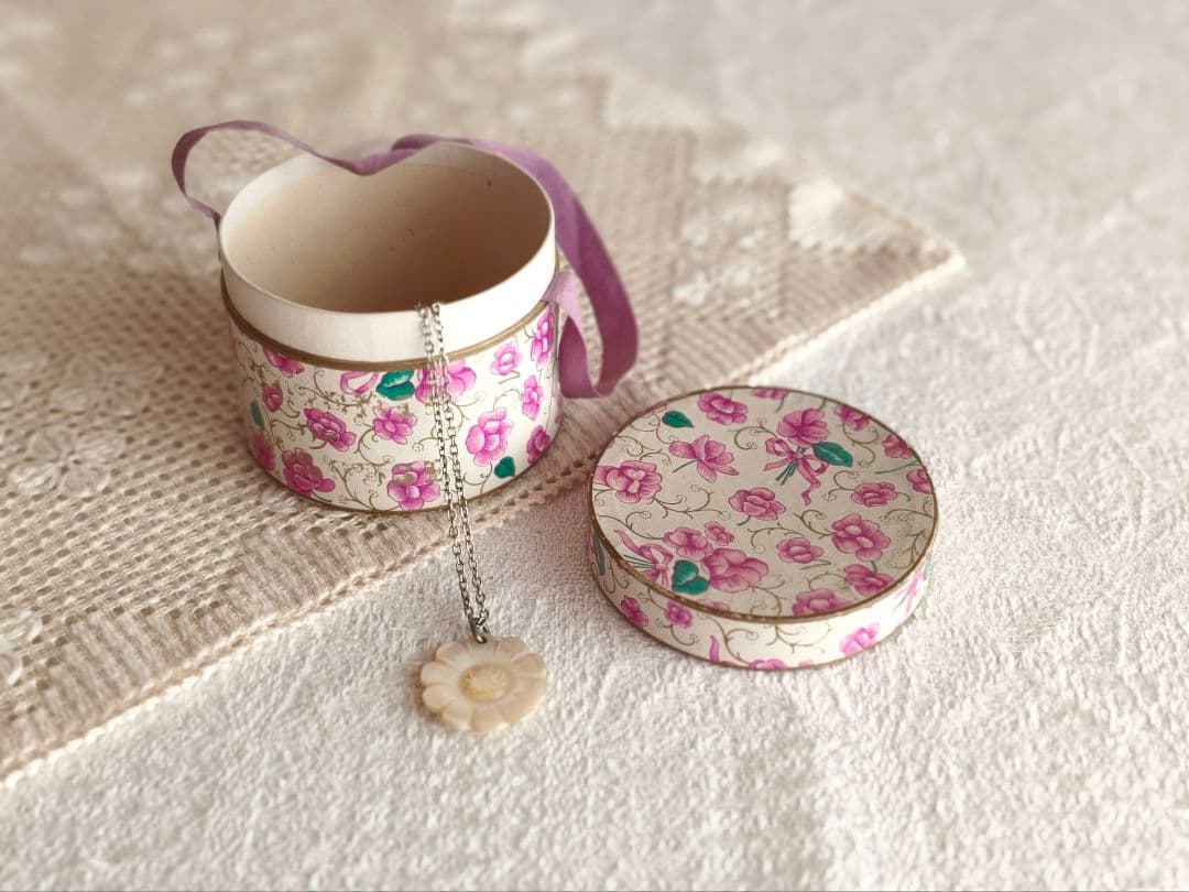 * vintage box ❀ * スミレ柄 ラウンドボックス