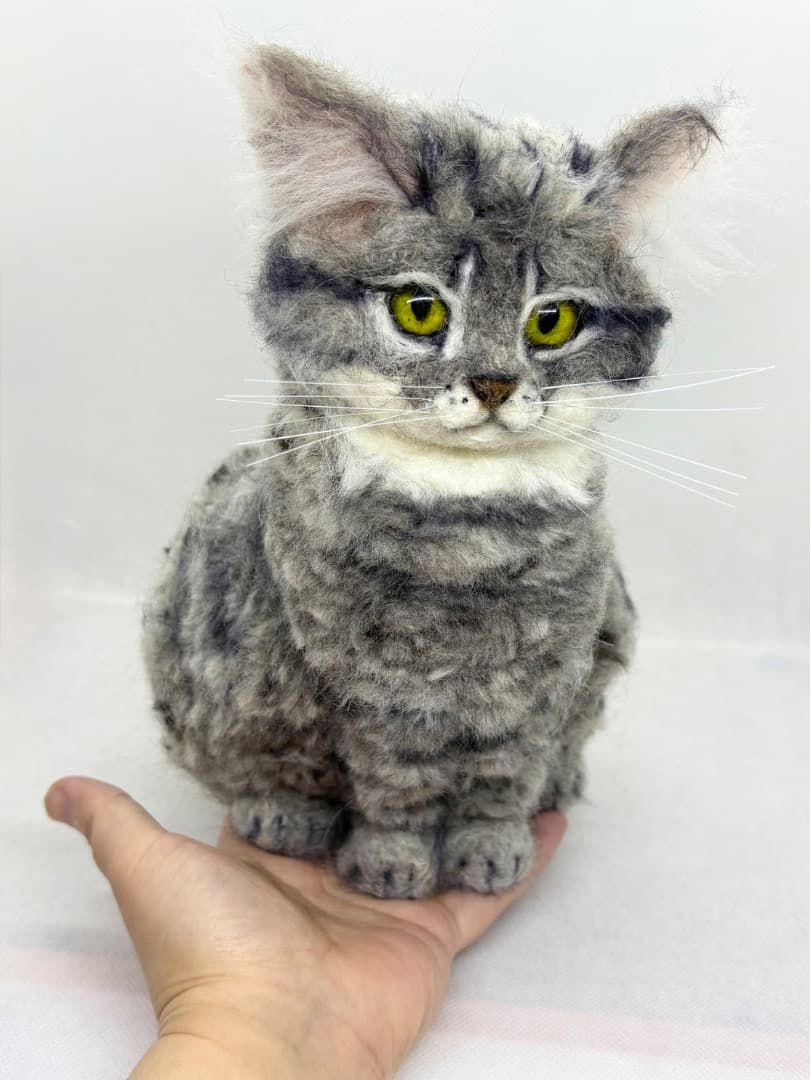 A猫 羊毛フェルト　ロボット掃除機に乗るサバトラ猫【ハンドメイド 猫
