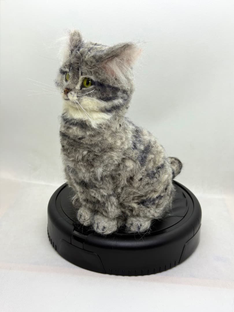 A猫 羊毛フェルト　ロボット掃除機に乗るサバトラ猫【ハンドメイド 猫
