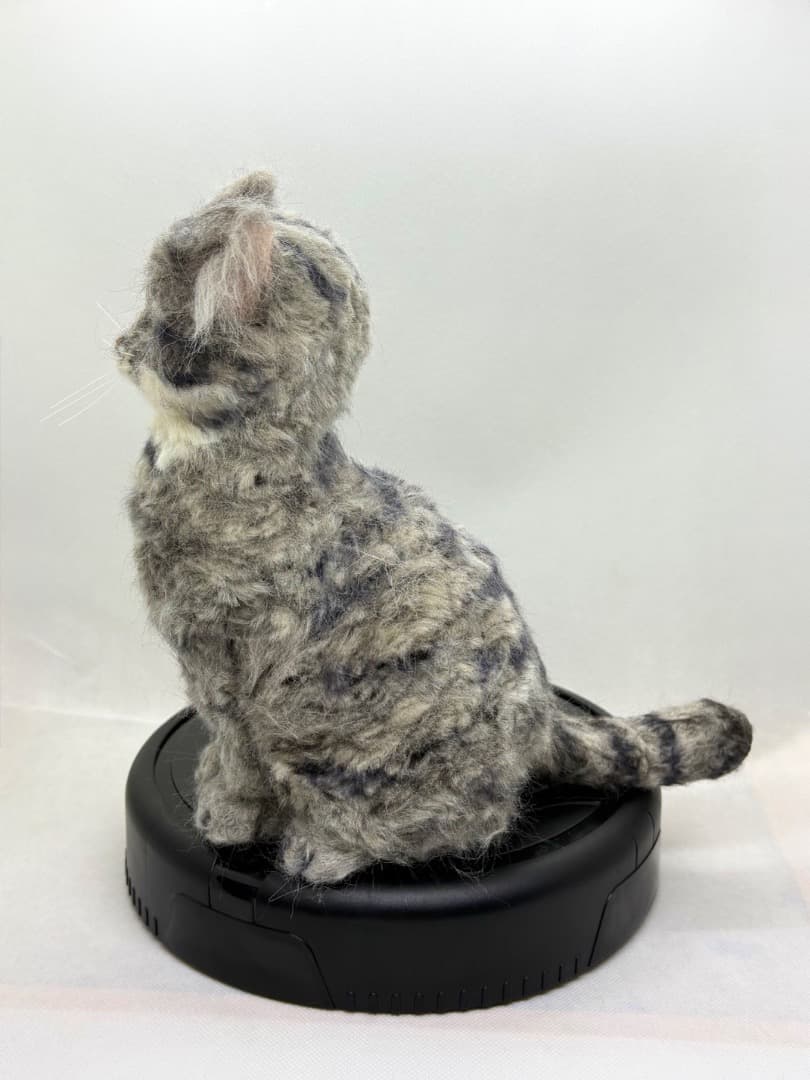 A猫 羊毛フェルト　ロボット掃除機に乗るサバトラ猫【ハンドメイド 猫